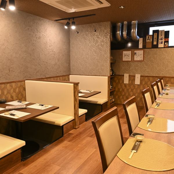 【様々なシーンで利用可能】お一人様でも気軽に利用できるカウンター席、グループでの飲み会に最適なテーブル席、大切な人との語らいにぴったりの個室と、様々なシーンでご利用いただけます。誕生日や記念日には、サプライズ演出も可能です。