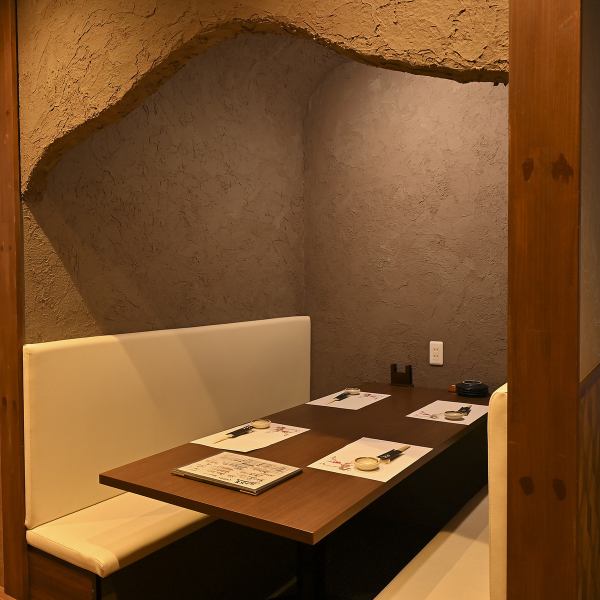 【洗練された外観と、温かいおもてなし】お店の入り口から、洗練された雰囲気が漂います。店内に入ると、木の温もりを感じる落ち着いた空間が広がります。温かい接客と、美味しい料理、美味しいお酒で、お客様をおもてなしいたします。肩肘張らずにくつろげる空間で、特別な時間をお過ごしください。
