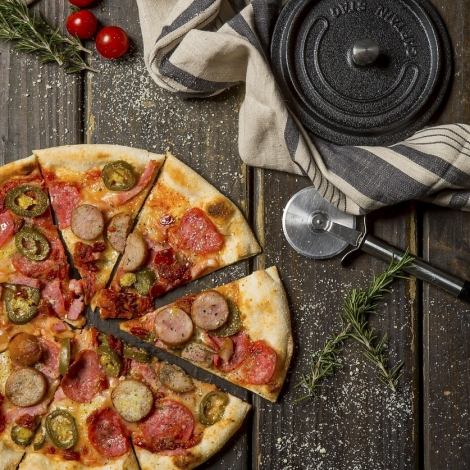 从 2023 年 2 月起，在真正的石窑中以约 500 °C 烘烤的新系列披萨菜单！！！