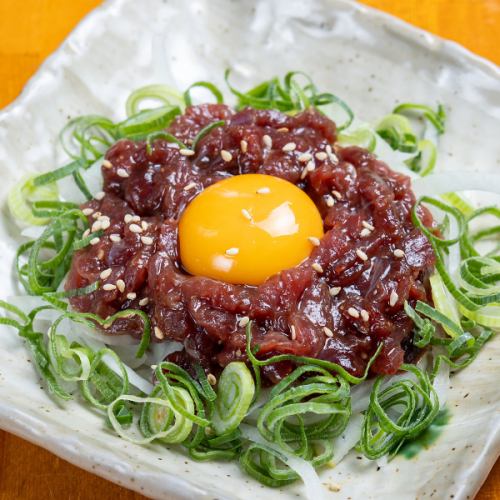 【おすすめ】濃厚卵黄×とろける馬刺しの絶妙コラボ！特製ダレが自慢の「馬刺しユッケ」