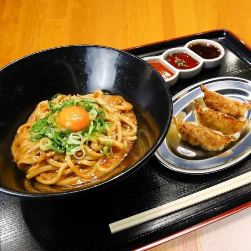 【麺も餃子も！】欲張りセットの決定版。濃厚混ぜそば×焼きたて餃子の最強タッグ定食800円