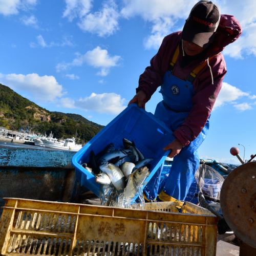 海鮮居酒屋直接連接到漁港