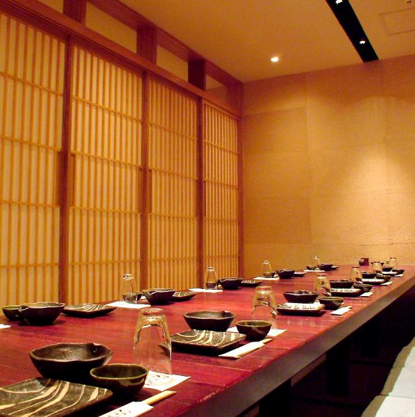 A [Japanese] space with sophisticated private rooms.The subdued color scheme of the store is perfect for an adult drinking party. The tatami room can be rented out for parties of 25 or more!