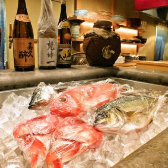 Fresh seasonal ingredients are lined up at the counter ♪ Feeling with your tongue with your eyes, please relax and enjoy the food and sake.