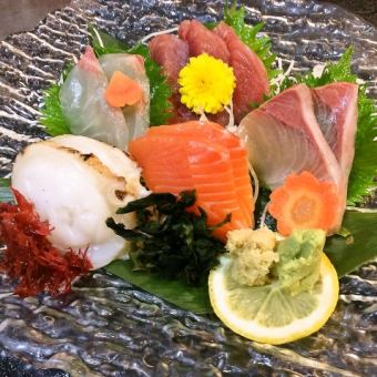 Assorted sashimi (one serving)