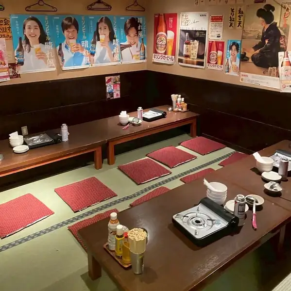 奥行きがあり程よく広く、程よくこじんまりした店内。お店の奥はテーブルが繋げられるので団体様でも分かれずに着席可能◎