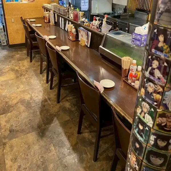 ≪活気あふれるキッチンと対面のカウンター席≫お1人様大歓迎！お仕事帰りにサクッとカウンターで1杯どうぞ。