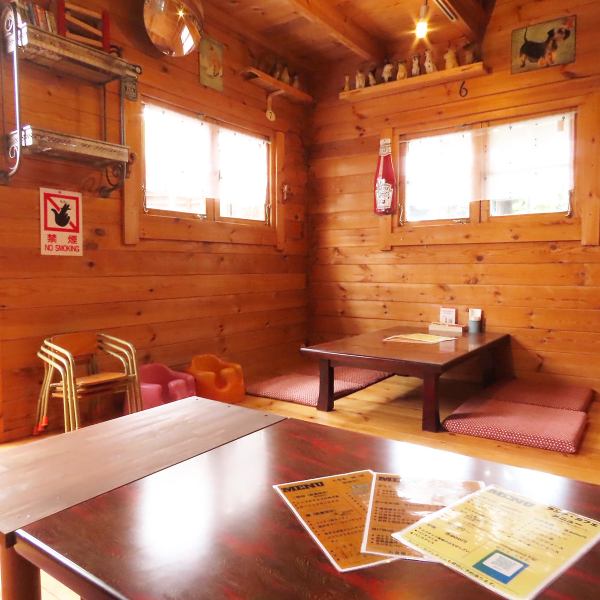 個室は2部屋あり、木の温もりとモダンな雰囲気が調和した落ち着きのある空間です。まわりを気にせず過ごせるため、小さなお子様連れのご家族や、ゆっくり会話を楽しみたい友人同士の食事にも最適。静かでやさしい空気が流れる中で、くつろぎのひとときをお過ごしいただけます。