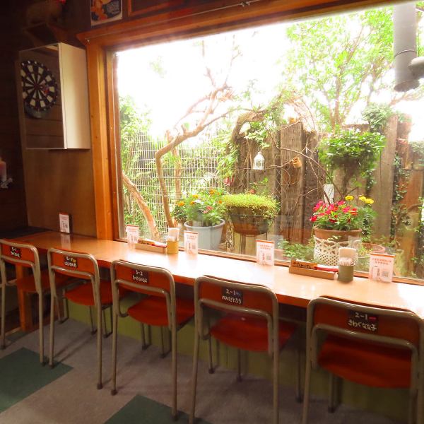 テーブル席はゆとりをもって配置されており、木の質感を活かしたインテリアが温かみを演出します。ご家族の団らんや友人同士の食事、職場の集まりなど幅広いシーンに対応。会話もしやすく、長居したくなる居心地のよさが魅力。落ち着いた空間で、美味しい料理とともにゆったりとした時間を楽しめます。