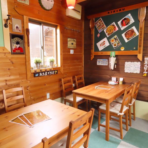 カウンター席は一人でも立ち寄りやすく、どこかほっとする安心感のあるつくりです。ドライブの途中や仕事帰りのひと息に、ふらっと気軽に立ち寄れる空気感が魅力。スタッフとの程よい距離感も心地よく、おひとり様でも自然に馴染める雰囲気です。静かに食事を楽しみたい方や、考えごとをしたいときにもおすすめの席です。