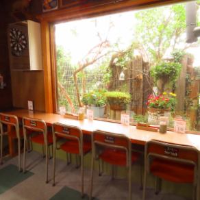 窓際に並びカウンター席は全5席。外の景色を眺めながら、ゆったりと食事が楽しめます。お一人様でも心地良く過ごせる空間で、ちょっとしたひと休みにもぴったりです。