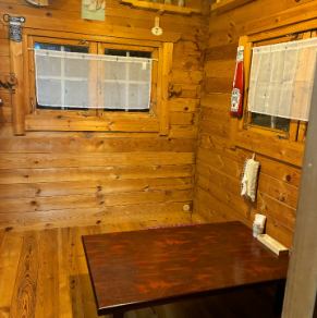 最大6名様までご利用いただける個室をご用意。ご家族やご友人とのお食事、ちょっとしたお祝いなど、周りを気にせず過ごせる、落ち着いた空間です。