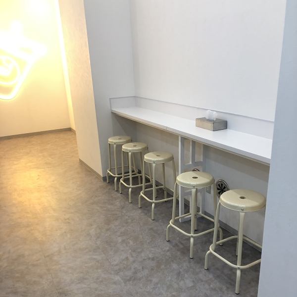 There are also 5 seats at the eat-in space in the store.The seat also has a power supply, so you can charge your smartphone or connect your PC.There is also Wi-Fi.Please use freely.