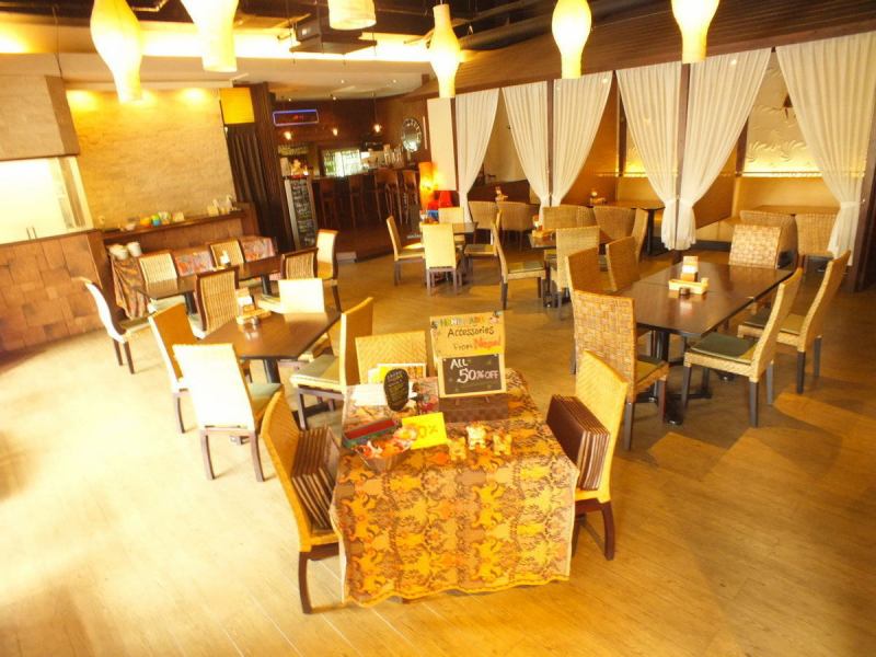 [Reservation for 40 people ~ 100 people for a standing meal ☆] Spacious interior with a high ceiling and a calm color tone full of Asian atmosphere.A restaurant where you can hold parties and banquets with a large number of people.