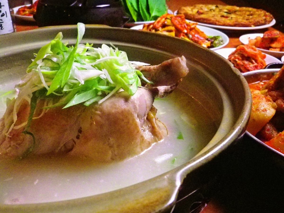 Samgyetang也很受歡迎！豐盛而豐盛的菜單。