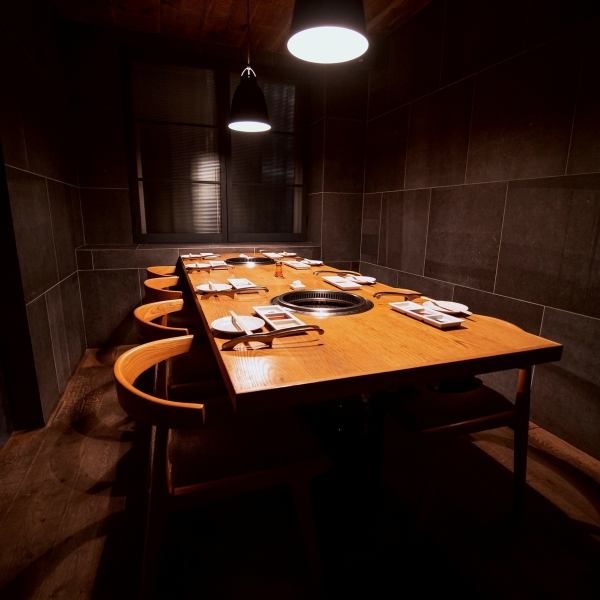 VIP 전용의 완전 개인실에서 맛볼 수 있는 고급 야키니쿠 체험.접대나 회식은 물론, 소중한 사람과의 조용한 식사에도 최적.품격있는 공간에서 마음에 남는 특별한 시간을 전달합니다.느긋하게 편히 쉬는 프라이빗한 공간은 최대 8명까지 이용 가능.실료는 500엔(부가세 포함)을 받고 있습니다.