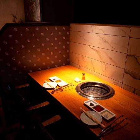 ひとり焼肉やデートに最適。仕切りで区切られているので、プライベート感◎横並びのカップルシートで、ふたりだけの時間を。おしゃれで落ち着いた空間だから、会話も自然とはずみます。記念日やちょっと特別な日にも、気取らず楽しめる心地よさが魅力。大切な人と、焼肉をもっと自由に、もっとゆったりと。