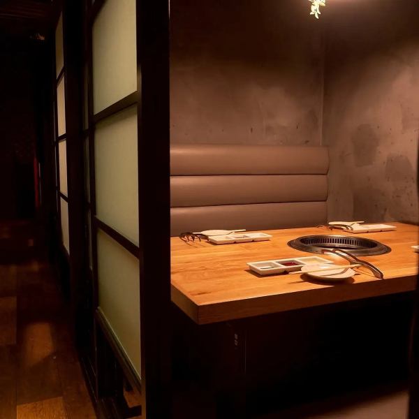 【個室完備＆貸切OK！】少人数から67名様の大宴会まで柔軟に対応可。2名様用のカップルシートから、8～12名様の中規模の宴会に最適なお席まで、シーンに合わせて柔軟に対応。壁を繋ぐことで最大67名様までの大規模なお集まりも承ります。落ち着いた空間で、黒毛和牛をゆっくりと味わうひとときをお楽しみください。