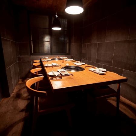 【VIP個室：2～8名様】大切な接待や会食にふさわしい、お煙草も楽しめる特別空間。大切なビジネスシーンでの接待や会食など、「ここぞ」という場面に最適なVIP個室。お煙草も気兼ねなく楽しめるお席となっており、お客様だけの空間で自慢の焼肉をじっくりとご堪能いただけます。