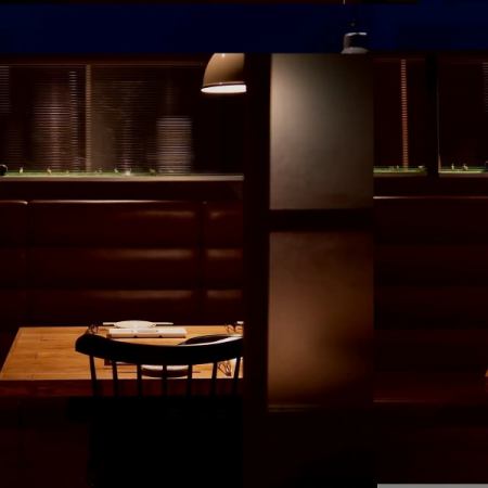 【テーブル個室：～12名様】周囲を気にせずゆったりとくつろげる、片側ソファー席！扉で仕切られた完全個室は、各種宴会に最適。あたたかい光が照らすプライベート空間で、周囲を気にせずゆったりとおくつろぎいただけます。職人厳選の黒毛和牛を堪能する、至福のひとときをお過ごしください。