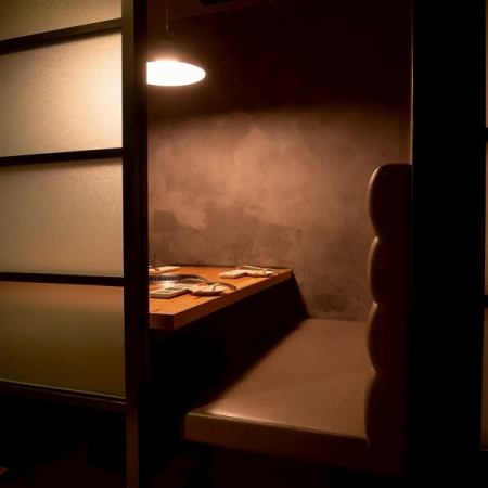 【半個室ソファー席：2～6名様】ベンチシートでリラックスできる、やすらぎの半個室背もたれの高いベンチシート席は、デートに最適。周囲の視線を遮る落ち着いた雰囲気の中、お食事をお楽しみいただけます。都会の喧騒を忘れて厳選和牛と美味しいお酒を囲む、和やかな時間をどうぞ。