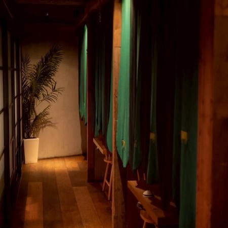 【テーブル個室：2～6名様】各種宴会に◎のれん仕切りが心地よい、和モダン空間。のれんによって仕切られたテーブル席は、周囲の視線を気にすることなく楽しめるプライベートな空間。少人数から中規模の宴会まで、様々なシーンでご利用いただけます。厳選されたA5ランクの黒毛和牛を味わう、賑やかで楽しいひとときをぜひ。