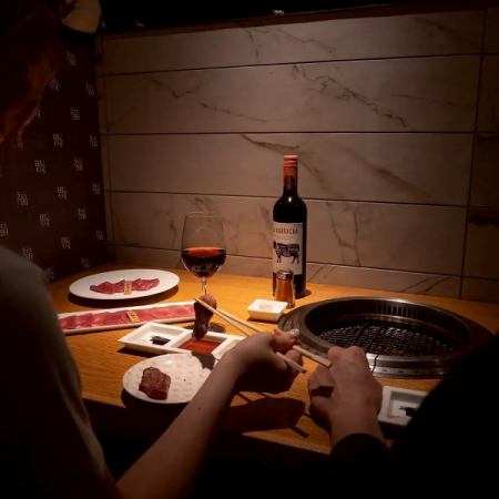 【カウンター席：1～2名様】デートや記念日に最適！仕切りのあるプライベート空間。カップルでのデートにふさわしいカウンター席をご用意。お隣との間には仕切りを設けておりますので、二人だけの世界に浸りながらお食事をご堪能いただけます。肩を並べて極上の焼肉を味わう、素敵なひとときをお過ごしください。