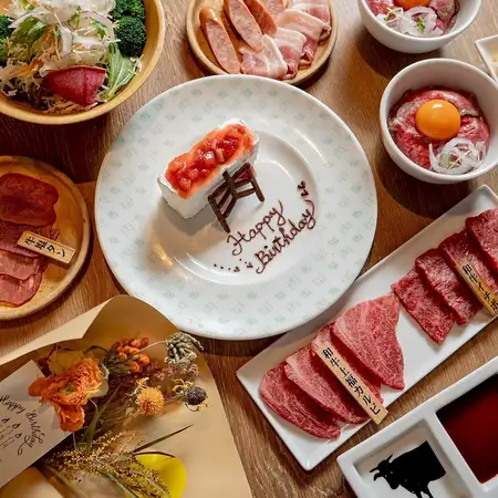 《選べる花束&乾杯ドリンク付き》極上の焼肉とメッセージ入りプレートでお祝い『記念日コース』