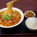 ランチのメニューも充実！お酒片手にどうぞ。