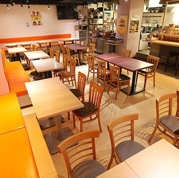 貸切は25名～最大58名様まで対応可能で、会社宴会など大人数での集まりにも最適。貸切希望の場合は、お電話ください！人数に合わせて柔軟にレイアウトを変更できる座席配置となっており、親睦会や季節の行事など一体感のある宴会を演出。開放感ある設計で、大人数でも圧迫感なく賑やかに料理を囲める環境が整っています。