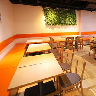 가게 안에는 밝고 개방적인 공간이 펼쳐져, 4인용 테이블이 7탁과 느긋하게 배치되어 있습니다.좌석끼리를 연결할 수 있어 그룹 이용이나 대인원수로의 식사에도 유연하게 대응 가능.소규모부터 단체까지, 어떤 씬이라도 기분 좋게 지낼 수 있는 편리한 테이블석입니다.