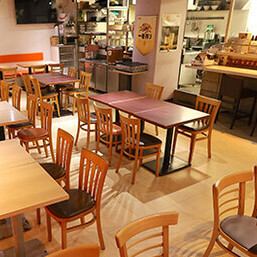 점내에는 느긋하게 보낼 수 있는 6명석을 4탁 준비.넓게 배치되어 있기 때문에, 동료끼리의 식사나 가족에서의 이용에도 쾌적합니다.또, 4명석과 아울러 테이블끼리를 연결할 수 있기 때문에, 대인원수로의 연회나 그룹 이용에도 유연하게 대응 가능.밝고 넓은 공간에서 활기찬 식사를 즐길 수 있습니다.
