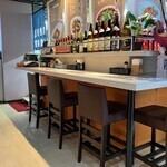 가게 안에는, 퇴근길에 흔들리기 쉬운 벽 방향의 카운터석을 5석 준비.주위를 신경쓰지 않고 자신의 페이스로 보낼 수 있기 때문에, 혼자까지도 부담없이 이용하기 쉬운 차분한 공간입니다.조용히 마시고 싶을 때나 가볍게 식사를 즐기고 싶을 때에도 딱.적당한 거리감으로 편히 쉬는, 사용하기 편리한 카운터석입니다.