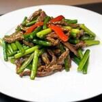 牛肉絲と蒜芽炒め