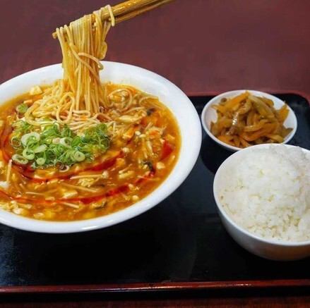 【お得にランチを楽しむ】日替定食や担々麺など12種類の定食をご提供しています◎