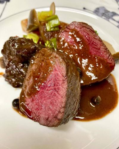 信州産鹿のロースステーキジュニパーベリーソース

高タンパク、低脂肪、鉄分豊富な鹿肉は
赤身ですが柔らかくて美味しいお肉です。　こちらは夜のメニューになります

春は新しい門出の季節ですね！
お店のお隣の桜の木は一気に満開となりました
お散歩ついでに是非遊びにいらして下さいね
ヒマワリのお料理でホッとして元気になって頂けますように！
皆さまにお会いするのを楽しみにしています！

#ビストロヒマワリ #自然派フレンチ 
#フレンチビストロ #ジビエ #鹿 
#歓迎会 #送別会 #ランチ #ディナー 
#お祝いディナー #記念日ディナー 
#お弁当 #テイクアウト 
#六甲道 #灘区 #神戸グルメ