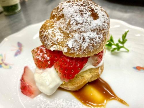 「いちごのシュークリーム」
まだまだ寒いですが…
もうすぐ3月。気持ちは春に近づいていますね
いちごのシュークリームを作りました
有機いちご使用。シュー生地、カスタードクリームは米粉を使用しています。
有機いちごは最近はだいぶ手に入りやすくなってきました。　
最初、少しお高いかな？
と思いますが、本当におすすめです。
家族でショートケーキ2〜3個買う代わりに一度、有機いちごを1pack買って見て欲しいです。
身体に栄養が染み込んでいって
元気になれそうな気がします

ヒマワリではそんな
食べたら元気になれる
健康的な食材を選んでいます

ヒマワリのお料理で　ホッとして
元気になって頂けますように！
お会いするのを楽しみにしています。

#ビストロヒマワリ #自然派フレンチ 
#フレンチビストロ #添加物不使用 
#化学調味料不使用 
#有機いちご #米粉のシュークリーム 
#いちごのシュークリーム 
#六甲道グルメ #灘区グルメ 
#記念日ディナー  #ランチ #お弁当 
#テイクアウト#グルテンフリー