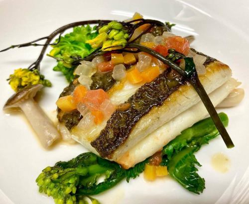 “油菜花炒野生比目魚”
大阪泉南、岡田浦漁港“住吉丸”
這是比目魚。
春天來了

今年的櫻花會比往年開得晚嗎？櫻花是否會標誌著入學典禮和新學期的開始？
如果你裝飾一下就好了

我的兒子今年春天就要離家了。
我當了很久的母親。
現在，我就要畢業了。
從現在起，我把我兒子的命交給他
我的母親努力改善她的生活。
春天對父母和孩子來說都是一個新的開始。

向日葵菜
我希望大家都能感到安心和健康！
我期待與您見面。

#Bistro Sunflower #Natural French
#法式小酒館 #有機
#無添加 #無化學調味料
#天然比目魚 #六甲道美食
#灘區美食 #神戶美食
#慶祝晚餐 #慶祝午餐
#週年晚餐 #週年午餐
#午餐盒 #外帶食品