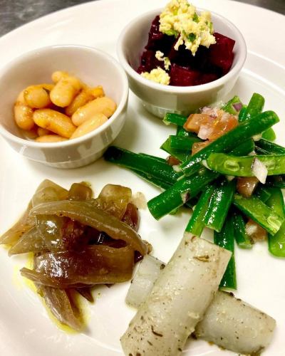 本日の
お野菜料理盛り合わせ
ビーツのサラダ…アンチョビ入りのコクのあるドレッシングで。
白インゲン豆のトマト煮
赤玉葱のスパイス、レーズン煮…ターメリック、ガラムマサラetc 中近東の香り
ごぼうのマリネ…ゆっくりゆっくり煮込んだごぼうは驚くほど柔らかいです
インゲン豆のサラダ…湯掻き時間が命❤️

ヒマワリのお料理で
ホッとして、元気になって頂けますように！！
お会いするのを楽しみにしています

#ビストロヒマワリ #自然派フレンチ 
#フレンチビストロ #オーガニック 
#添加物不使用 #野菜料理 
#六甲道グルメ #灘区グルメ #神戸グルメ #記念日 #お誕生日 #ランチ 
#ディナー #テイクアウト