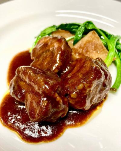 「オーストラリア産仔羊の肩肉のビール煮」
仔羊は元々柔らかいのですが
しっとり柔らかく食べやすいです
仔羊を召し上がった事がない方にもおすすめですよ
ヒマワリのお料理で　ホッとして
元気になって頂けますように！
お会いするのを楽しみにしています

#ビストロヒマワリ #自然派フレンチ 
#仔羊の煮込み #添加物不使用
#化学調味料不使用 #灘区グルメ 
#六甲道グルメ #神戸グルメ 
#ランチ #ディナー #テイクアウト 
#記念日ディナー #女子会 #ランチ会