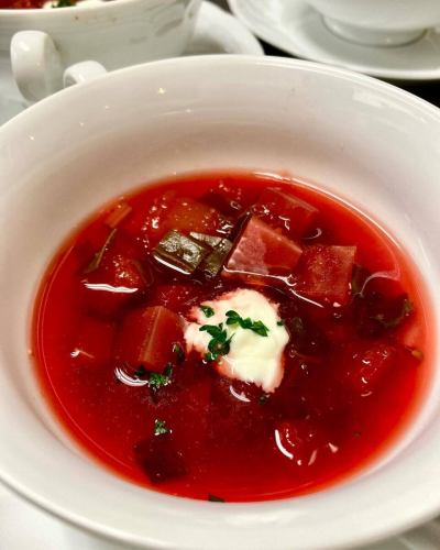 "Beetroot soup"
It is said to be like eating blood transfusion.
A nutritious soup made with beets.
Onions, carrots, tomatoes, zucchini, potatoes, celery...
It's packed with the flavors of various vegetables.
The subtle sourness of tomatoes
A light finish perfect for this season.
Sour cream also goes great with it.

Feeling at ease with sunflower dishes
I hope you're feeling better!
I look forward to meeting you

#Bistro Himawari #Natural French
#FrenchBistro #BeetrootSoup
#Heats #organic #additive-free
#No chemical seasonings
#Rokkomichi Gourmet #Nada Ward Gourmet
#Kobe gourmet #Lunch #Dinner
#Takeout #AnniversaryDinner
#CelebrationDinner