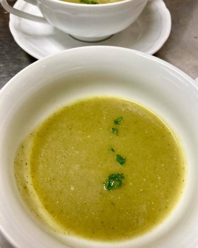 “黃瓜湯”
溫暖的黃瓜湯。

天氣炎熱時，冷的生黃瓜可以降溫身體。
慢煮黃瓜是舒緩因空調而變得寒冷和緊張的身體的好方法。
我覺得它讓我放鬆。吃了它就會心情舒暢。

有一天，一位顧客不喜歡黃瓜，但仍然吃了它。他們說它很美味。

慢慢地、小心地煮。
黃瓜向我們展現不同的一面

向日葵菜餚讓人感到安心
希望你早日康復！ ！
我期待與您見面

#小酒館向日葵
#天然法式 #法式小酒館
#有機 #無添加劑
#無化學調味料
#六道美食 #神戶美食
#午餐 #晚餐
#午餐盒 #週年紀念晚餐
#週年紀念午餐 #約會