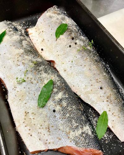 来自北海道的一位渔民
这种极其珍贵的鲑鱼深受美食家的喜爱。
用固定网捕捞的“朱鹭白津”（时令鲑鱼）
現在有貨！

8月以后，秋鲑鱼返回北海道的河流产卵。
当鲑鱼沿俄罗斯河流洄游经过日本领海时，它们会使用 Tokishirazu。
捕获时间为五月至七月之间。
由于它比秋鲑来得早，因此被称为“秋鲑白津”，意思是不合时宜的鲑鱼。
时白豆比秋鲑还年轻，
距离产卵还有一段时间
其特点是比秋鲑鱼脂肪更多。

其中，用定置网捕捞的鲑鱼尤为活泼。
据称，它独树一帜，因为它具有防刮擦性能。

我们用盐、香草和香料将鱼腌制三天，然后冷冻过夜（以防止寄生虫）。
低温慢煮
抽烟吧。
请您一定要来品尝珍贵的Tokishirazu熏鲑鱼。
该优惠将于 8 月 4 日起生效。

向日葵菜肴
我希望您感觉安心、健康！
我期待与您见面

八月假期通知
我们将于 8 月 3 日星期日休息。
除此之外，和往常一样
我们周三和周四不营业。

#小酒馆向日葵
#天然法式 #法式小酒馆
#有机 #无添加剂
#无化学调味料
#自制烟熏三文鱼
#午餐 #晚餐 #外卖
#庆祝晚餐 #庆祝午餐
#生日#周年纪念日
#我想与热爱蔬菜的人们建立联系