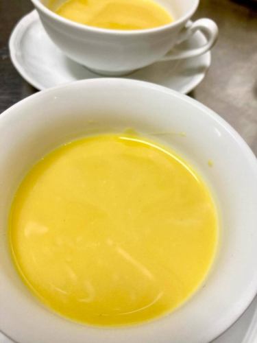 “冷奶油南瓜湯”
葫蘆形南瓜“胡桃南瓜”
湯。唯一的成分是洋蔥和南瓜，但它具有複雜的味道和香氣。
因為它使用蔬菜湯。
蔬菜湯由多種蔬菜、香草、蘑菇等製成。
在向日葵，我們在所有烹飪中都用它來代替水。我正在使用
水分子團小，礦物質含量豐富。
湯的香味散發得很好。
水真的很重要！ ！
微甜的冷湯
讓營養滲透你的身體
希望我們的向日葵菜餚能讓您感到輕鬆、神清氣爽！
我期待與您見面。
#小酒館向日葵
#法式小酒館 #有機
#奶油南瓜 #奶油南瓜湯
#冷湯 #無添加劑
#無化學調味料
#灘區 #六甲道 #神戶美食
#午餐 #晚餐 #約會 #週年紀念日
#生日晚餐 #外帶美食