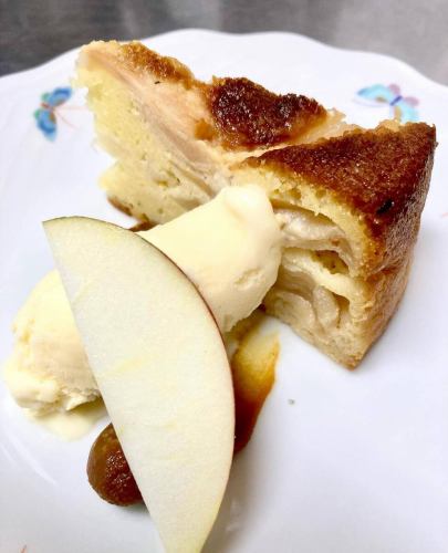 「りんごのケーキノルマンディー風」
新りんごが美味しい、嬉しい季節になりました。たっぷりの酸味のあるりんごを
入れて、米粉、アーモンドプードルで
しっとり焼き上がりました
自家製バニラアイス添えです。
皆さまお待ちかねの「タルト・タタン」はもうすぐです！
ヒマワリのお料理でホッとして元気になって頂けますように。
お会いするのを楽しみにしています。
#ビストロヒマワリ #自然派フレンチ 
#オーガニック #ビストロ 
#りんごのケーキ 
#六甲道 #灘区 #神戸市グルメ 
#ランチ #ディナー #記念日