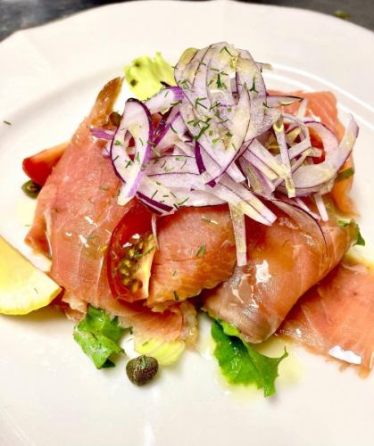 「自家製スモークサーモンのサラダ」
秋鮭より早い時期、夏に獲れる珍しい
北海道の天然鮭「時知らず」です。
産卵まで時間がある為、身の方に脂が乗っていて
美味しいですよ

ハーブと塩で3日間マリネした後、店内で
丸一日かけて、低温でゆっくりスモークしています。スモーカーの中の温度が高くならないように
つきっきりで温度をみて、スモークチップを出し入れしながら温度調整しています。
美味しいので他のスモークサーモンが食べられなくなります！

#ビストロヒマワリ #自然派フレンチ 
#フレンチビストロ #スモークサーモン 
#自家製スモークサーモン #天然鮭 #時知らず 
#添加物不使用 #化学調味料不使用 
#六甲道 #灘区 #神戸グルメ 
#記念日 #お誕生日 #テイクアウトグルメ