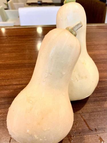 "Cold butternut soup"
Gourd-shaped pumpkin "Butternut"
soup.The only ingredients are onion and butternut squash, but it has a complex flavor and aroma.
Because it uses vegetable broth.
Vegetable bouillon is made from a variety of vegetables, herbs, mushrooms, etc.
At Himawari, we use this in place of water in all our cooking.I'm using
The water has small clusters and is rich in minerals.
The aroma of the soup comes out very well.
Water is really important!!
A slightly sweet and cold soup
Let the nutrients seep into your body
We hope that our sunflower dishes will make you feel relaxed and refreshed!
I look forward to meeting you.
#BistroHimawari
#FrenchBistro #Organic
#Butternut #ButternutSoup
#Cold soup #No additives
#No chemical seasonings
#Nada Ward #Rokkomichi #Kobe Gourmet
#Lunch #Dinner #Date #Anniversary
#BirthdayDinner #TakeoutGourmet