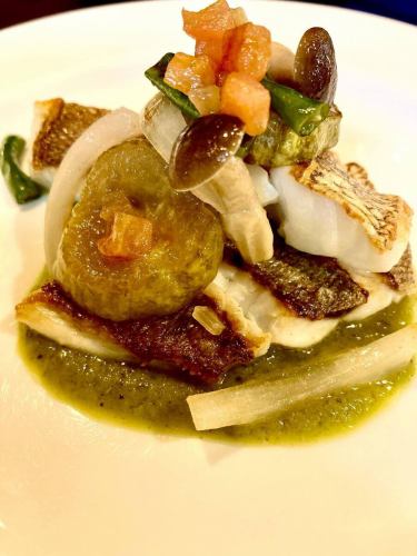"Sauteed wild sea bream with cucumber sauce"
This sea bream is shipped directly from Kaneeimaru at Saikazaki Port in Wakayama.Cucumbers are delicious raw too
When cooked slowly, the flavor slowly seeps into your body.Please feel warm and fuzzy.
We hope that our sunflower dishes will make you feel relaxed and refreshed!
I look forward to meeting you all.
#BistroHimawari #NaturalFrench
#FrenchBistro #Organic
#No additives #No chemical seasonings
#Nada Ward #Rokkomichi #Kobe Gourmet
#Lunch #Dinner #Anniversary #Birthday
#Wild sea bream #Cucumber