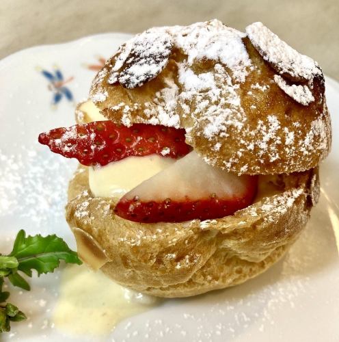 いちごのシュークリーム