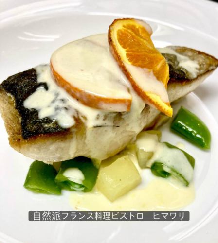 今日推薦魚類料理為「橙香煎西班牙鯖魚」。
我們選用大阪府仙南市岡田浦漁港的巴丸號漁船捕撈的當季馬鮫魚，佐以清香甜美的柑橘醬汁「夏汁」。
正值長週末假期的中間階段。
希望您享用向日葵菜餚後感到放鬆和充滿活力！期待與您見面。

#BistroHimawari
#自然法式
#不含添加物 #不含化學調味料
#六甲道美食

自然法式料理
小酒館向日葵
078-856-8789
@bistro.himawari
 
地址
神戶市灘區深田町3-1-29
TEL 078 856 8789
 
從JR神戶線六甲道站步行3分鐘即可到達。
從阪急六甲站步行約13分鐘。
從阪神新座池站步行9分鐘即可抵達。
 
在網站上
可線上預訂。
https://bistrohimawari.owst.jp/

「Naturabilogy Cook」是一家線上商店，提供預製餐，只需食用即可使您的身體恢復到自然狀態。
https://cook.kvestbeam.co.jp/
但
我們在賣食物！

如果您計劃來訪，請提前致電我們確認。

營業時間
午餐時間：上午 11:30 - 下午 2:30（最後點餐時間）
晚間營業時間：下午 5:30 - 晚上 9:00（最後點餐時間）
週三和週四休息